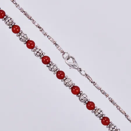 Collier med röda stenar, längd: ca 42cm, bredd: ca 2-6mm, ostämplat silver Vikt: 26,9 g
