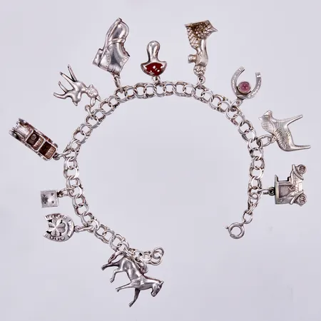 Armband Bismarck med 11 berlocker, längd ca 18cm, bredd ca 5mm, silver Vikt: 20,9 g