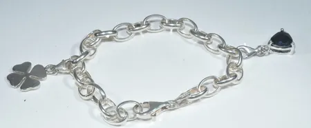 Armband med 2 berlockersilver , längd 18,5 cm breed 6,5 mm ,silver 925  Vikt: 12,3 g