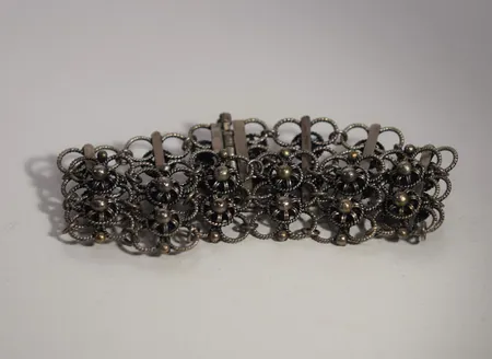 Armband , Längd 18 cm, Breed  2,3 cm, inga stämplar , silver Vikt: 27,1 g