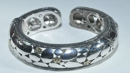 Armring def , Ø 58 mm Breed 18 mm, Obs saknas en pigg som håller den rörliga delen , silver  Vikt: 59,9 g