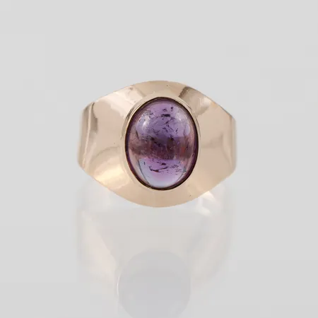 Ring med cabochonslipad lila sten, stl 17mm, bredd 3,5-14,5mm, Harbeck Juvelerare Ernst Göteborg, 18k Vikt: 3,9 g