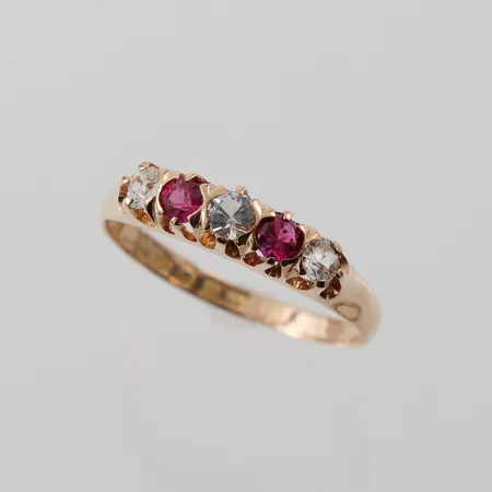 Ring med stenar, Juvelfabriken AB Stockholm 1950, storlek 17 ¾ mm, bredd 1.9-3.8 mm, 18k. Vikt: 2,2 g