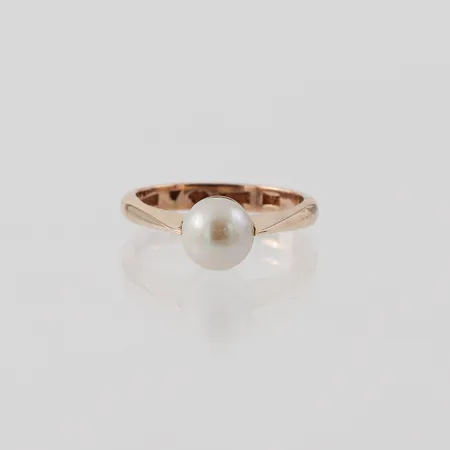 Ring med pärla, storlek 16 ½ mm, bredd 2.9-7.2 mm, 18k. Vikt: 3,9 g