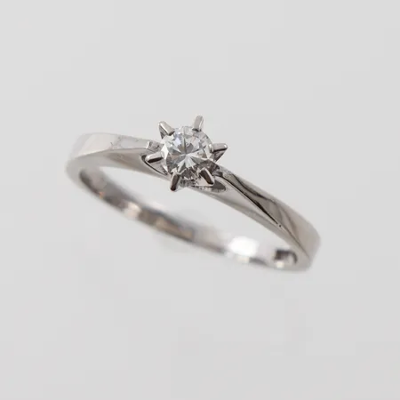 Ring med diamant 0,22ct enligt inskription, stl 17mm, bredd skena 1,7mm, 18k vitguld Vikt: 3,1 g