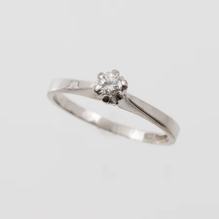 Ring vitguld med solitär diamant på 0.14 ct enligt inskription, Juvel-Ateljen Göteborg 1972, storlek 16 ¾ mm, bredd 1.5-4.7 mm, 18k. Vikt: 2,6 g