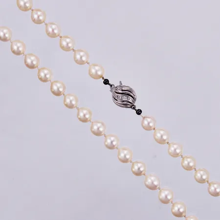 Pärlcollier med odlade pärlor, längd: ca 74cm, pärlor Ø ca 7,5 - 8mm, dobbar i silver, Lås med diamanter ca 6x0,001ct, vitguld, 18K Bruttovikt 54,3g 