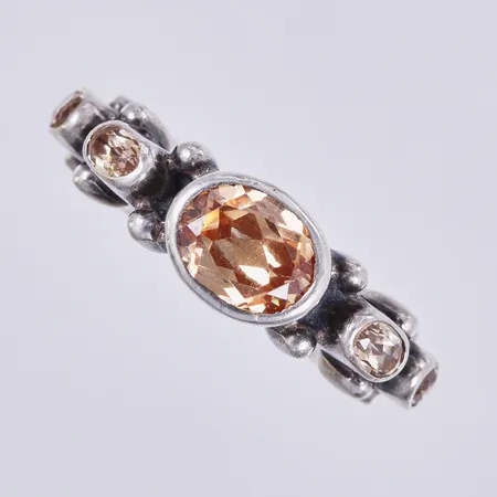 Ring med färgade stenar, Kumkum, stl: 17¼, bredd: ca 5-8mm, 925/1000, silver Vikt: 9,7 g