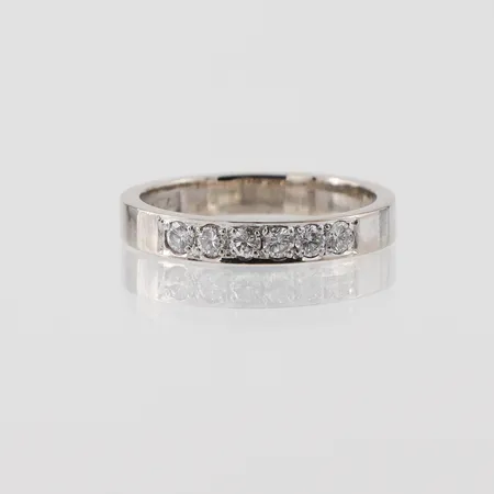 Ring vitguld med 6 st briljantslipade diamanter 0.30 ct WIF enligt inskription och medföljande intyg, Guldsmed Viktor E Johansson Karlstad 1974, storlek 17 mm, bredd 3.1 mm, 18 k  Vikt: 3,8 g