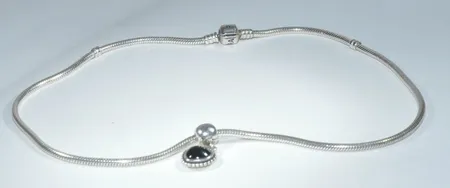 Halskedja med hänge hjartamed , Längd 45 cm , silver  Vikt: 35,4 g