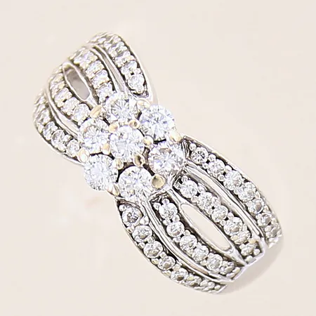 Ring med diamanter 7 ca x 0,05ct, 52 x ca  0,01ct, stl 18¼, bredd 1,5-9,5mm, vitguld, GHA, 18K Vikt: 4,7 g