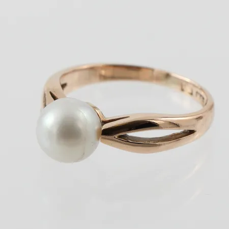 Ring med pärla, Guldvaruhuset Aktiebolag Stockholm, storlek 15 ¾ mm, bredd 1.8-6.8 mm, 18k. Vikt: 3 g