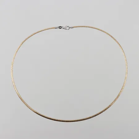 Collier vändbart med rödguld på en sida och vitguld på andra, längd 46cm, bredd ca 2,4mm, 14k Vikt: 10,9 g