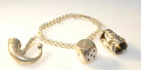 Armband med berlocker , Längd , 17.5 cm , bredd 5 mm ,    silver 830.    Vikt: 23,9 g