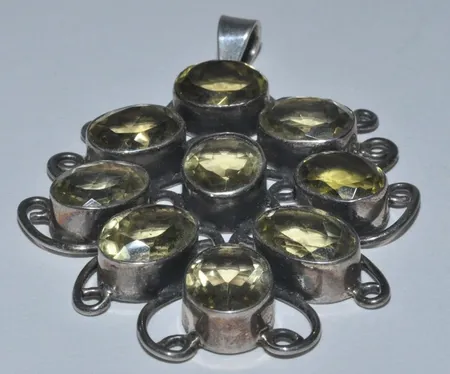 Vackert hänge  med stenar Peridot , Längd  7,5 cm , breed  5,3 cm ,silver 925/1000 Vikt: 42,7 g