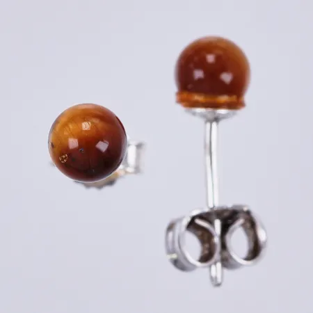 Ett par örhängen med tigeröga, Ø ca 5mm, 835/1000 silver  Vikt: 1 g