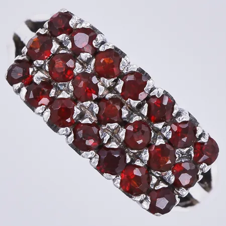 Ring med granater, stl: ca 15¾, bredd: ca 2-8mm, 925/1000 silver  Vikt: 3,6 g