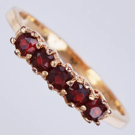 Ring med granater, stl: ca 18¼, bredd: ca 2-4mm, förgylld, 925/1000 silver  Vikt: 1,8 g