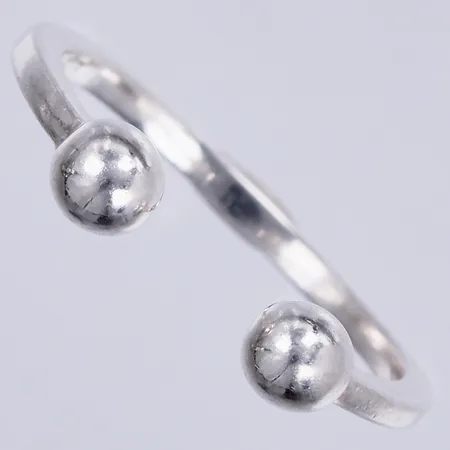 Ring, stl: ca 16½, öppen skena, bredd: ca 2mm, 925/1000 silver  Vikt: 1,8 g