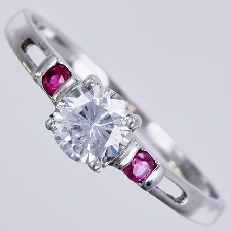 Ring med stenar, stl: ca 19½, bredd: ca 1,5-6mm, 925/1000 silver  Vikt: 1,9 g