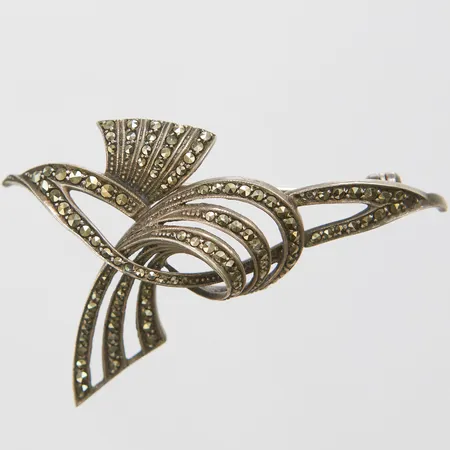 Brosch, markasiter, längd ca 36mm, bredd 50mm, silver Vikt: 9 g