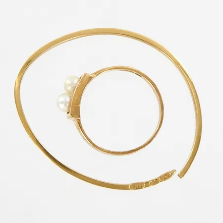 Ring med vit sten, stl 15¾, bredd ca 6mm, 18K Vikt: 2,4 g