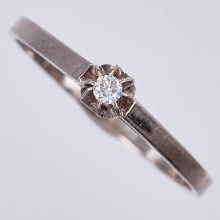 Ring med diamant ca 1x0,06ct, 20½, bredd ca 2-4mm, Örns Juvelatelje 1975, 18K Vikt: 2,7 g