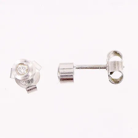 Ett par örhängen, diamanter 2 x ca 0,04ct, Ø4,2mm, vitguld, 18K.  Vikt: 2 g