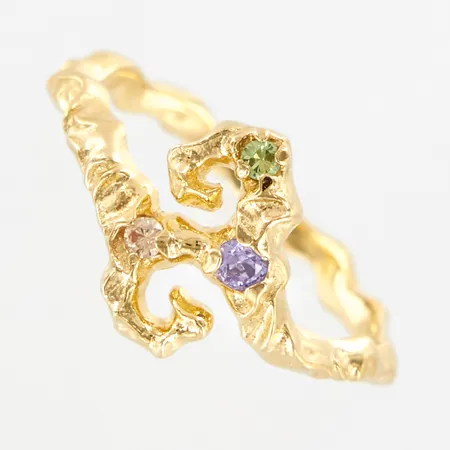 Ring med färgade stenar, stl 14¼, bredd framtill ca 9mm, förgylld, 925/1000 Silver Vikt: 1,2 g