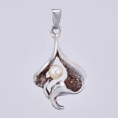 Hänge med pärla, Finland, längd: ca 3cm, bredd: ca 15mm, silver 925/1000 Vikt: 2,7 g