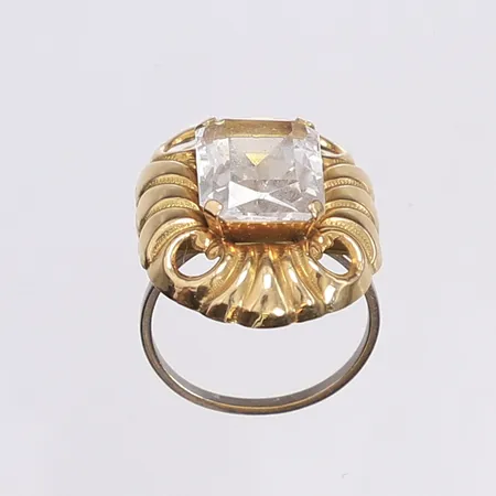 Ring med vit sten, stl 17¼, bredd 1,5-26mm, skena i vitguld, något skev, ostämplad, 18K Bruttovikt: 6g Vikt: 6 g