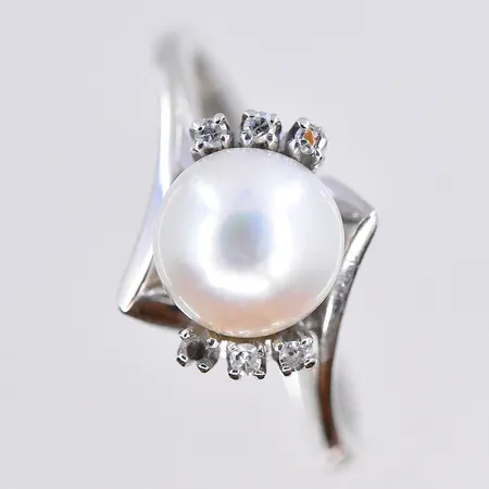 Ring med pärla och vita stenar, stl 17¾, bredd 3 mm, vitguld, 18K. Vikt: 4,1 g