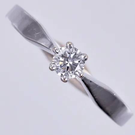 Ring med diamant ca 1x0,37ct, W(H)/Piqué, stl: 19¾, bredd ca 2-4mm, CSW, 18K Vikt: 4,1 g