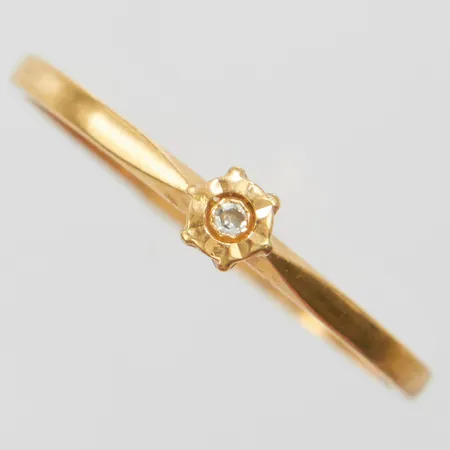Ring, åttkantslipad diamant 1 x ca 0,01ct, bredd 1-3,5mm, 18K Vikt: 1,3 g