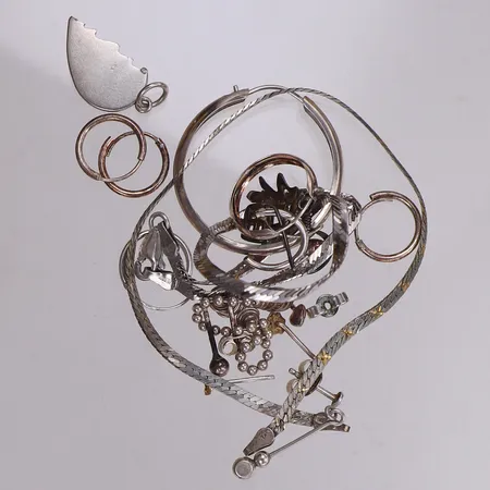 Diverse silversmycken, vissa defekta, 830-925/1000 Vikt: 11 g
