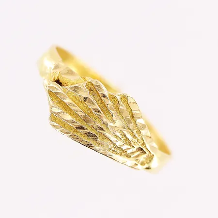 Ring, stl 16¾, bredd 2,4-8mm, lagningar på skenan i 14K och 18K, skev, 14K. Vikt: 1,6 g