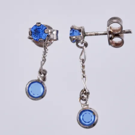Ett par örhängen med blåa stenar, längd ca 22mm, bredd ca 1-3mm, silver Vikt: 0,9 g