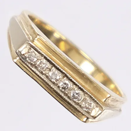 Ring med diamanter6x ca 0,02ct, stl 19¼, bredd 2-6mm, sovjetiska stämplar på utsidan av skenan, 18K Vikt: 5,9 g