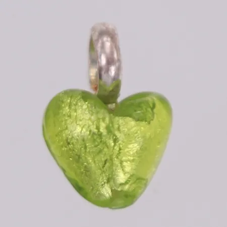 Hänge, grönt hjärta, 14x10mm, öglan i 925/1000 silver Vikt: 0,9 g