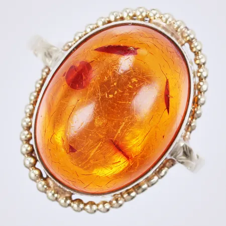 Ring med bärnsten, stl ca 17½, bredd ca 1,5-20mm, 8K  Vikt: 2,9 g