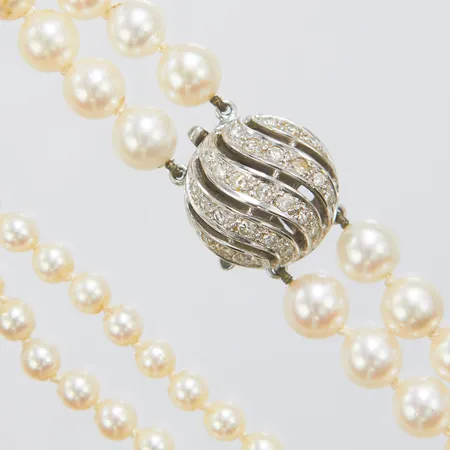 Pärlcollier doserad, odlade saltvattenpärlor samt åttkantslipade diamanter 25 x ca 0,02-0,03ct, längd ca 42cm, bredd 9-14mm, Ø 4,5-7mm,  vitguld, lås i 18K, bruttovikt: 33,8g Vikt: 33,8 g