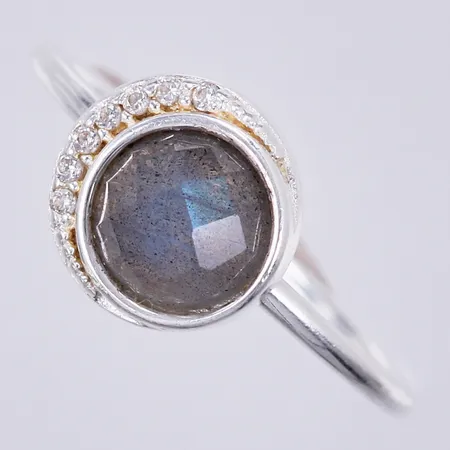 Ring med färgade stenar, stl ca 15¾, bredd ca 1-8mm, SAFIRA, silver 925/1000  Vikt: 1,4 g