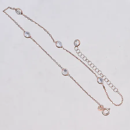 Armband med vita stenar, längd 21,5 cm +4 cm, bredd länk 1 mm, förgylld, silver 925/1000. Vikt: 1,8 g