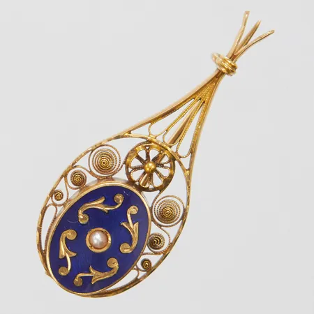 Brosch, emalj, pärla, längd ca 38mm, bredd 15mm, Petterssons Eftr Juvelerar Ab Joh, år 1915, 18K Vikt: 3,6 g