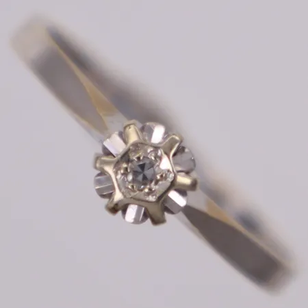 Ring med diamant 1xca0,01ct åttkantslipad, stl 16¾, bredd 1,8-5,2mm, vitguld, 18K  Vikt: 2,1 g
