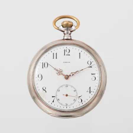 Fickur Omega, skadad urtavla, diameter ca 5 cm, silver. Vikt: 0 g