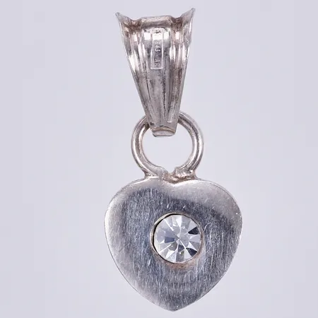 Hänge med vit sten hjärta, längd ca 2cm, bredd ca 10mm, silver 925/1000 Vikt: 1,6 g