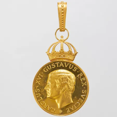 Medalj Carolus XVI Gustavus, 23K, krona samt ögla i 18K, Ø 43mm, gravyr, tygband bruttovikt: 66,5g.