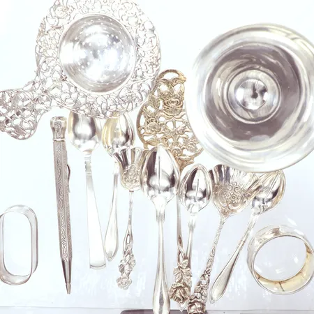 Tesil,  13cm, pokal höjd 18cm, 2 servettringar, 7 skedar, tårtspade 16,5cm ,  ring Ø17½,  penna silver 800/1000, 287gr Vikt: 287 g