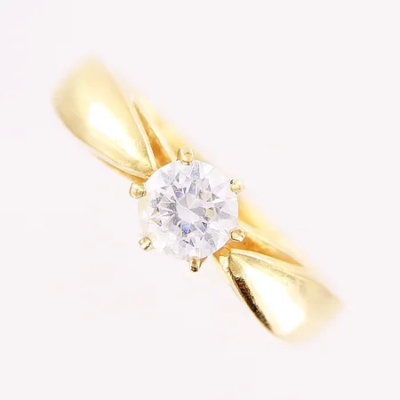 Ring, vit sten, stl 15¼, bredd 2-5mm, 18K Vikt: 3 g